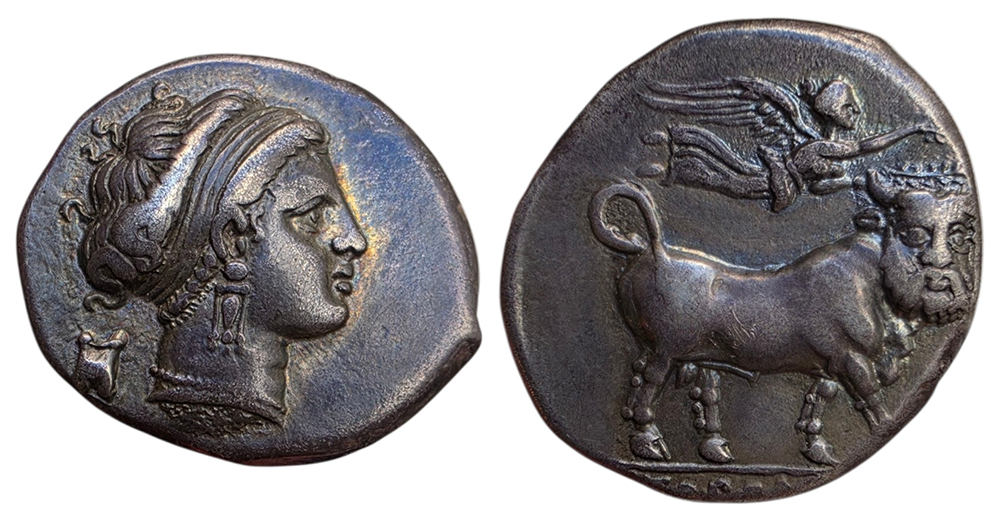 Nomos de Neapolis en Campanie représentant la nymphe Parthénope et un taureau androcéphale couronné par Niké.