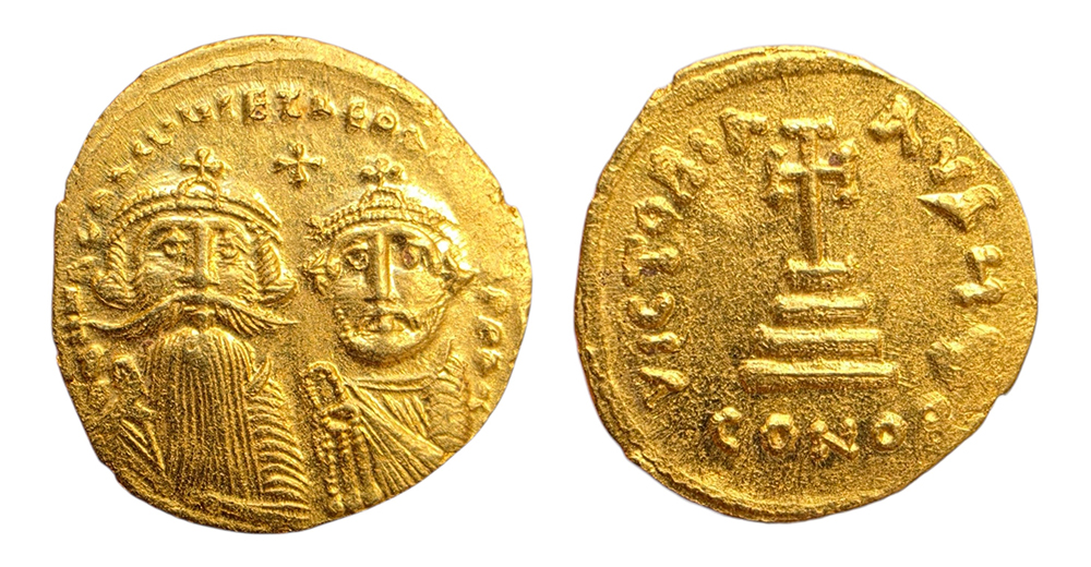 Solidus byzantin en or représentant Héraclius et Constantin III à l'avers et une croix sur degrés au revers.