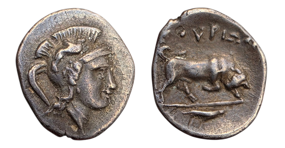 Triobole de Thurium en argent avec Athéna casquée à l'avers et un taureau chargeant au revers.