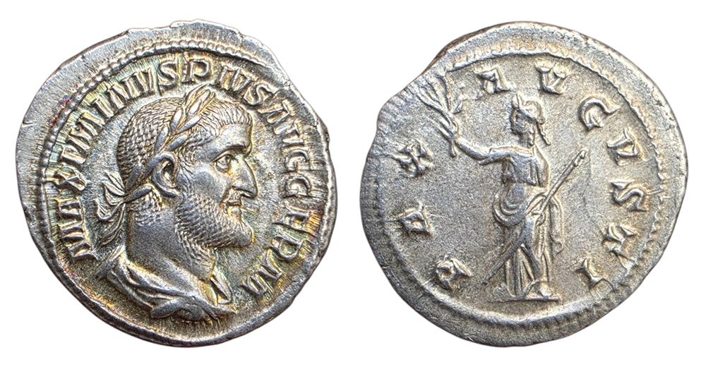 Denier romain de Maximin Ier le Thrace frappé en argent en 236 après J.-C., représentant l’empereur et la déesse Pax.