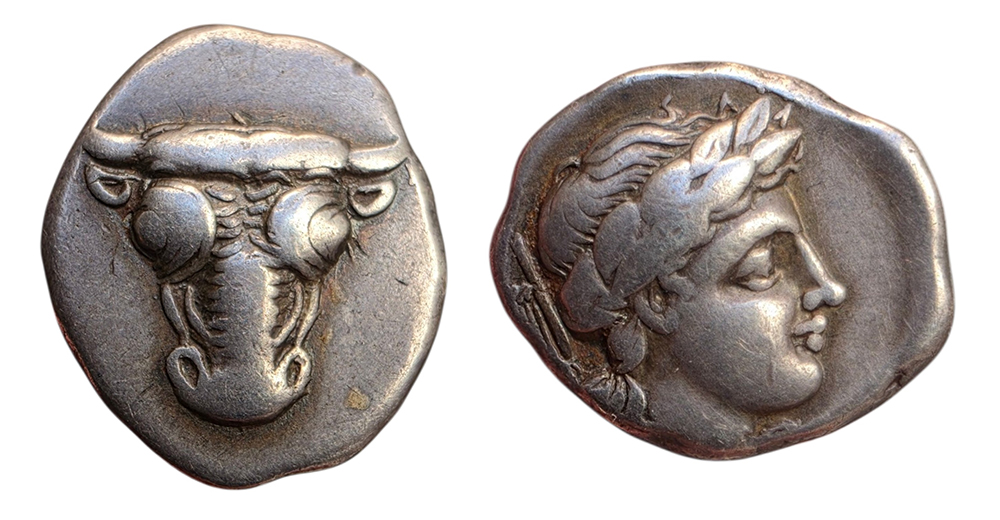 Triobole fédéral de Phocide montrant une tête de taureau de face et une tête d'Apollon laurée.
