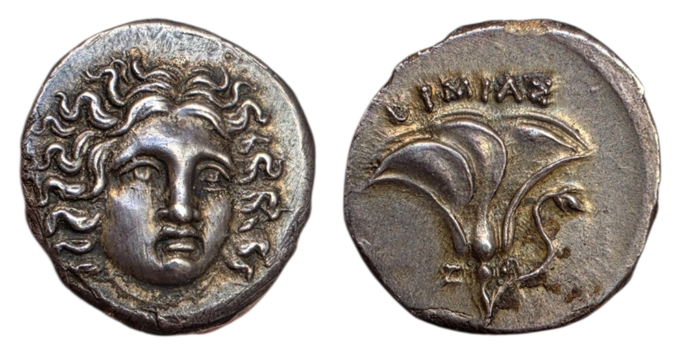 Drachme en argent de Persée de Macédoine au type rhodien, avec la tête d’Hélios et une rose au revers.