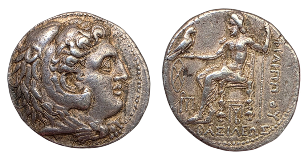 Tétradrachme en argent de Philippe III Arrhidée, avec Héraclès coiffé de la peau de lion et Zeus assis au revers.