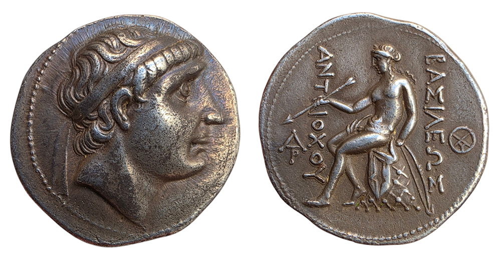 Tétradrachme séleucide en argent d’Antiochos Ier, représentant Apollon assis tenant une lance.