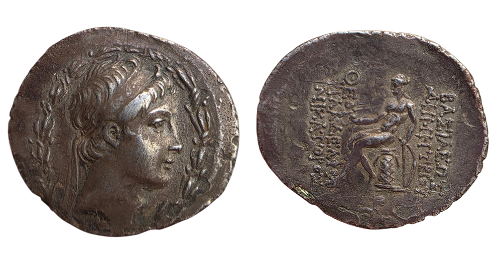 Tétradrachme séleucide en argent de Démétrios II, avec Apollon assis sur un omphalos au revers.