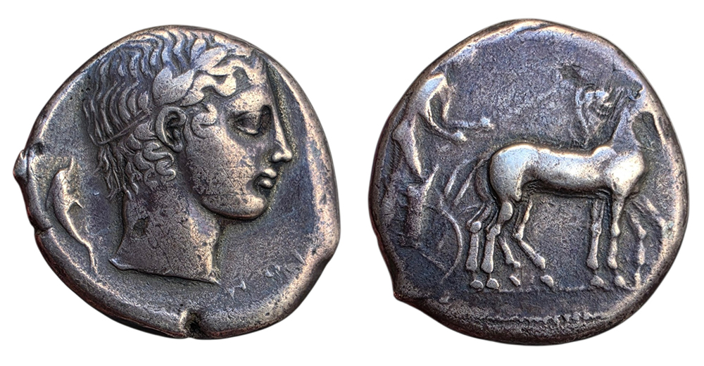 Tétradrachme de Catane en Sicile frappé en argent vers 416-413 avant J.-C., représentant Apollon et un quadrige.