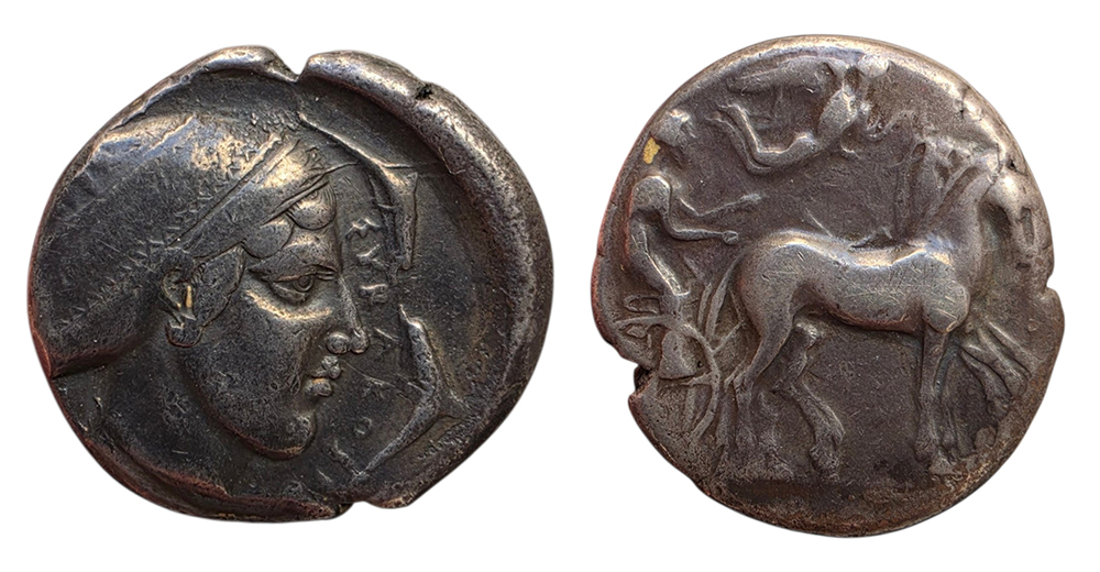 Tétradrachme de Syracuse en Sicile frappé en argent vers 430-420 avant J.-C., avec quadrige et tête d'Aréthuse.